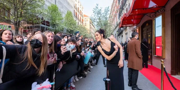 Dopo Kerem Bürsin, ora Cansu Dere è stata accolta con entusiasmo in Spagna!