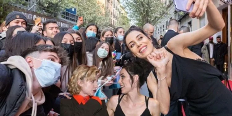Anni dopo, Cansu Dere sente il successo di Özge Gürel, Demet Özdemir e Hande Erçel!