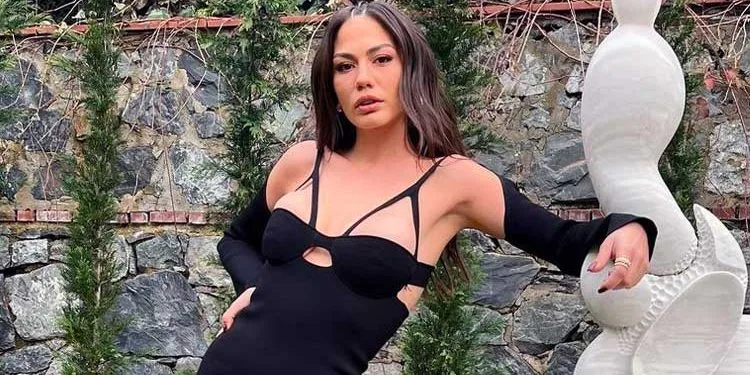 Demet Özdemir, che ha visto il bel tempo, non ne ha mai abbastanza di posare!