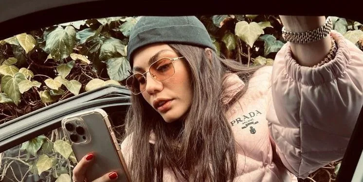 Demet Özdemir tiene la bocca chiusa per la serie Dünyayla Benim Aramda!