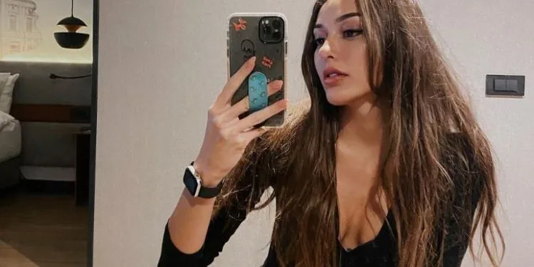 Demet Özdemir ha sorpreso i suoi fan con la sua foto d’infanzia!