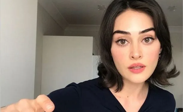 Una parola nel messaggio di rottura di Esra Bilgiç da Süslü Korkuluk provoca una rissa!