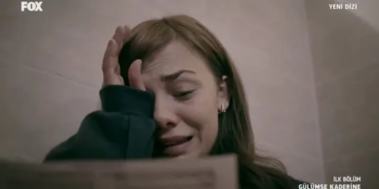 Bahar Şahin, la regina dei ruoli intriganti, non ha sorpreso il pubblico nella sua nuova serie, Gülümse Kaderine!