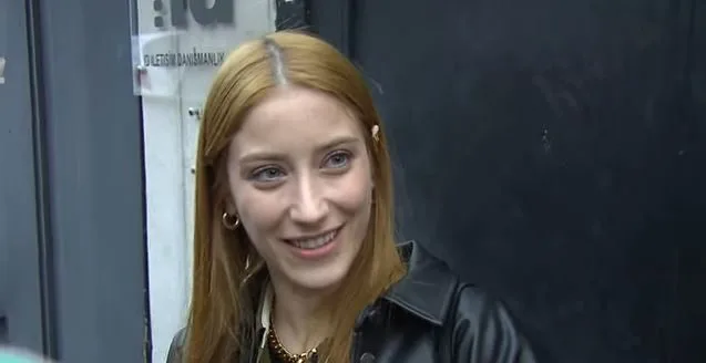Hazal Kaya ha dato due buone notizie ai suoi fan!
