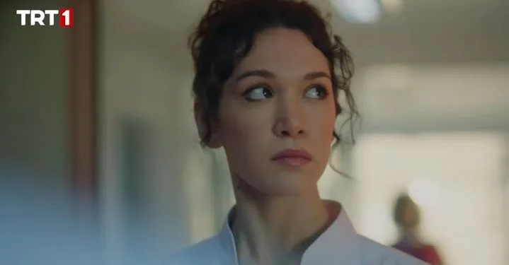 Hazal Subaşı, che interpreta il Kasaba Doktoru, ha un po’ confuso la recitazione facendo il medico!