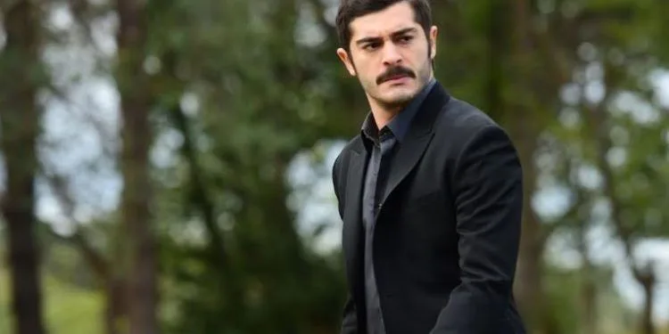 La vita amorosa di Burak Deniz è confusa! Presumibilmente è tornato dalla sua ex!