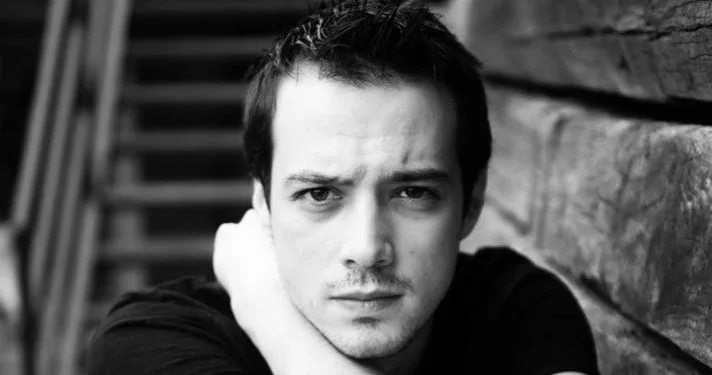 Mert Yazıcıoğlu, il romantico Sinan di Aşk 101, si prepara a tornare con un dramma che susciterà problemi!