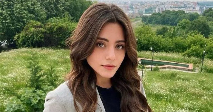 Un regalo in lacrime dai suoi fan a Sıla Türkoğlu, la bellissima attrice di Emanet!