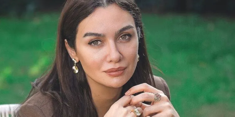 Birce Akalay ha un’ottima offerta per la serie, ma ha un grosso problema a bloccarle la strada!