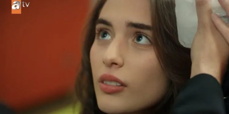 Chi è Çağla Şimşek? Da dove viene – Altezza – Età – Serie TV – Famiglia