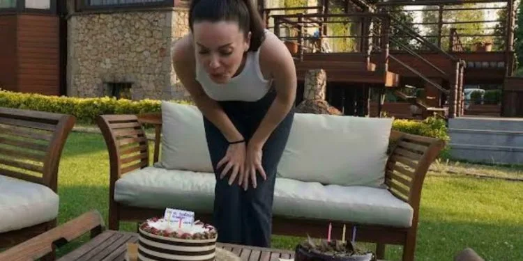 Il compleanno di Gizem Arıkan è stato celebrato sul set della serie TV İçimizdeki Ateş!