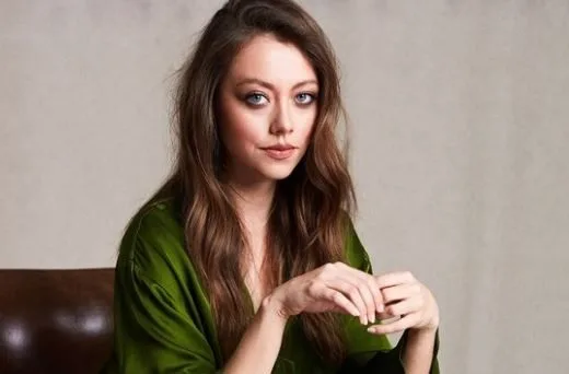 Un’altra splendente bellezza della serie Ramo, come Cemre Baysel, è nel cast di Senden Daha Güzel!