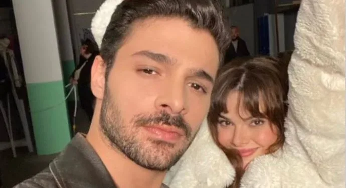 La posa per parlare di Sinem Ünsal e Halit Özgür Sarı, partner della serie Gizli Saklı!