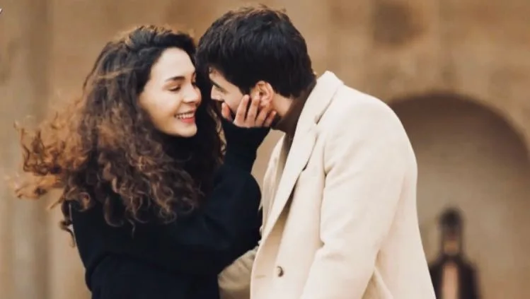 Venti freddi che soffiano tra gli ex partner Akın Akınözü ed Ebru Şahin?