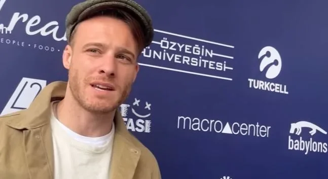 Tutti parlano di essere una star mondiale e cercano di coccolarli, ma a Kerem Bürsin non importa!