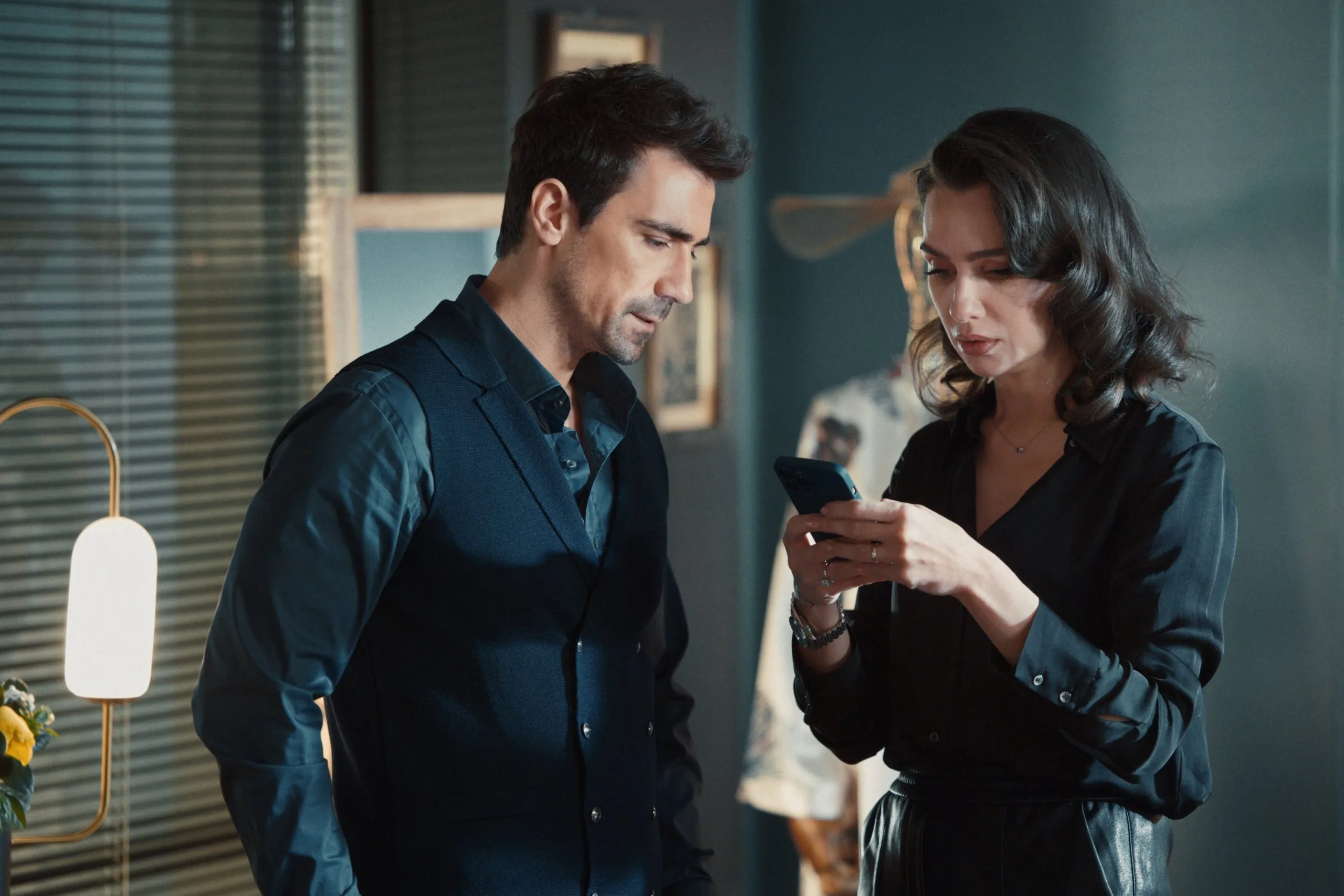 La nuova serie di Birce Akalay e İbrahim Çelikkol, Kuş Uçuşu, porterà le due generazioni faccia a faccia!