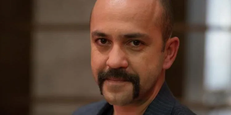Sarp Akkaya ha incontrato la sua co-protagonista a Çukur nel nuovo progetto