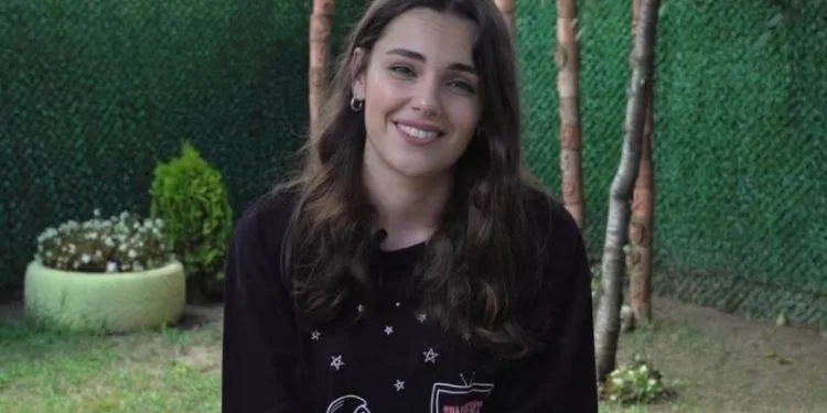 Sapevi che anche l’attrice Yağmur Tanrısevsin è una stilista? Guarda cosa sta facendo