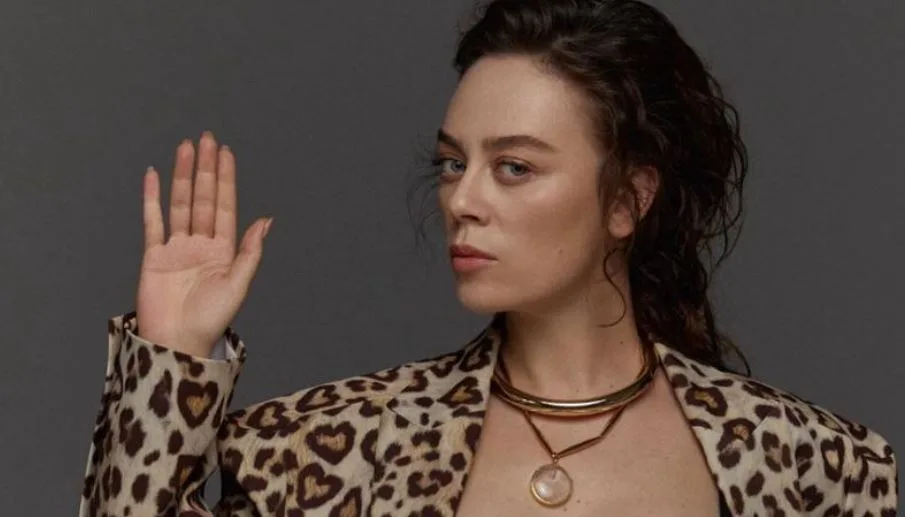 Demet Evgar ha preso un cast simile di Özge Özder nella serie Sadakatsiz
