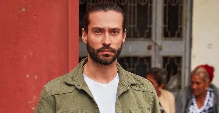 Ekin Koç è un insegnante di villaggio questa volta! Il pluripremiato film Okuş Tıraşı è nelle sale!