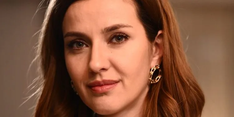 Nella serie TV Annenin Sırrıdır Çocuk, İrem Helvacıoğlu sorprende il pubblico con quello che ha fatto!