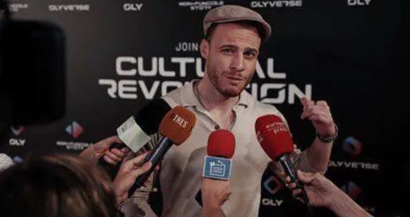 Kerem Bürsin, la nuova celebrità della Spagna, si unisce ai nomi più famosi del paese!