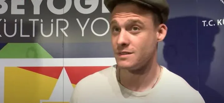 Kerem Bürsin ha lapidato male qualcuno! Chiunque sia preso in consegna ora!