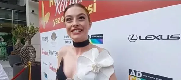 Melis Sezen è vestita da sua madre, ma non come sai!