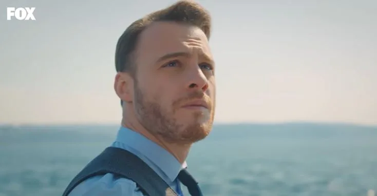 I fan messicani hanno portato Kerem Bürsin sui cartelloni pubblicitari per il suo compleanno!