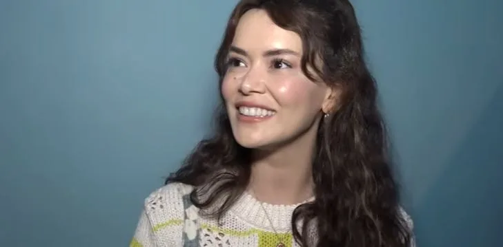 Seray Kaya ha tenuto la bocca chiusa per la sua nuova serie, che ha posato con la sceneggiatura!