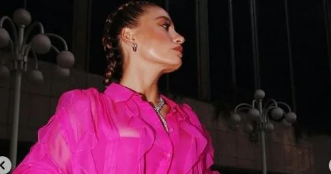 Serenay Sarıkaya, Hande Erçel e Pınar Deniz hanno irradiato grazia alla festa a cui hanno partecipato
