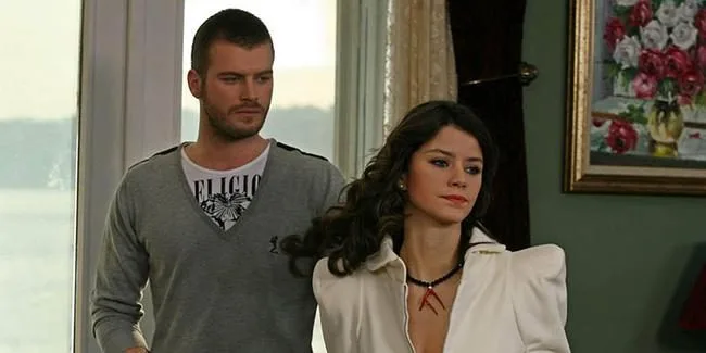 La prima immagine del nuovo film di Kıvanç Tatlıtuğ e Beren Saat ha scosso i social media!