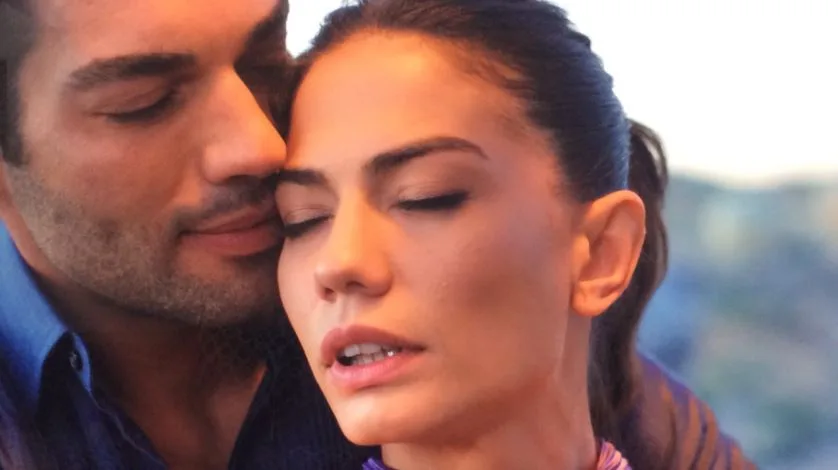 Demet Özdemir, impegnato tra due progetti, corre da un set all’altro!