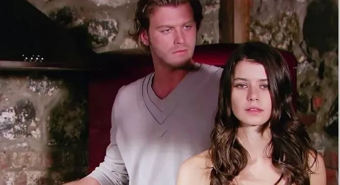 Nuove immagini dal film di Beren Saat e Kıvanç Tatlıtuğ danno l’immagine di una scena di matrimonio!