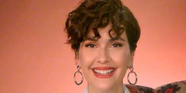 Particolare che fa sorridere all’incontro degli sceneggiatori di Yargı, Sema Ergenekon e Bergüzar Korel!