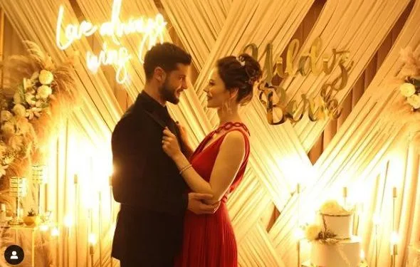 I fan di Berk Oktay e Yıldız Çağrı Atiksoy hanno finalmente tirato un sospiro di sollievo! Ecco i dettagli del matrimonio degli sposi!