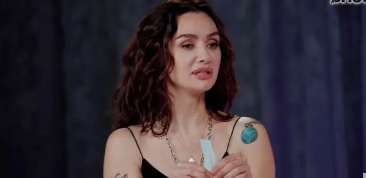 Si scopre che la persona che ha preso quelle pose di Birce Akalay era İbrahim Çelikkol!
