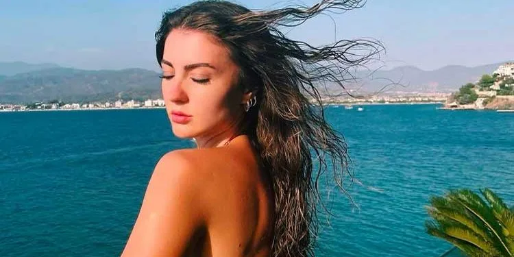 La laurea tardiva di Burcu Özberk! La famosa attrice si è diplomata al conservatorio!