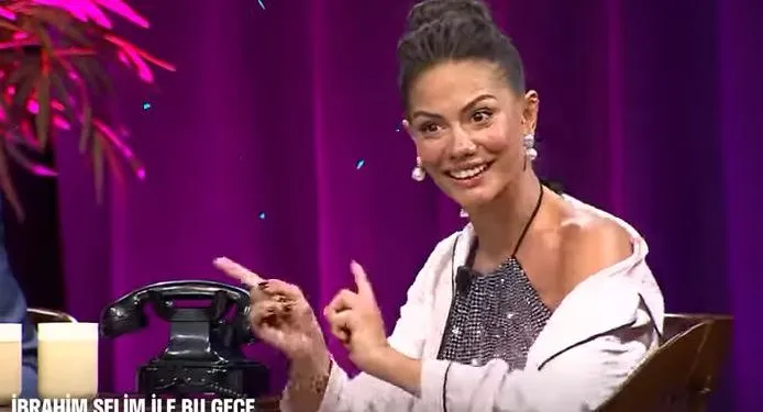 È molto sorpresa di sentire il prezzo del vestito che Demet Özdemir indossava nel programma su Fox TV