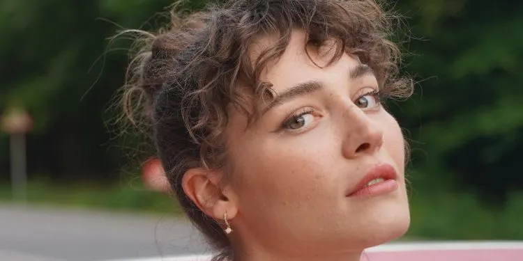 La serie Sevmek Zamanı frena sul grande debutto in carriera di Deniz Işın!