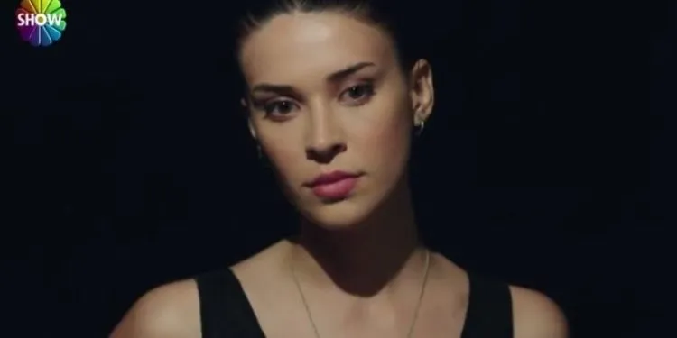 Vieni, il più bel commissario! L’eccitazione per la nuova serie di Devrim Özkan è alta e i suoi fan hanno trovato un soprannome!