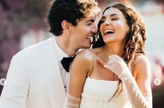 L’abito da sposa di Ebru Şahin, la star della serie Destan, è caduto nel linguaggio dei social media!