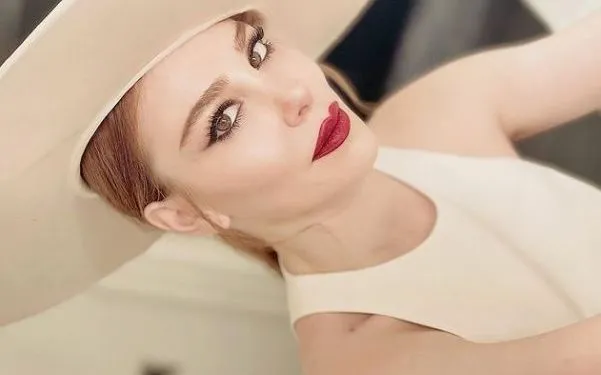 Un nuovo post è arrivato esattamente un mese dopo Elçin Sangu! I fan dell’attrice hanno festeggiato!
