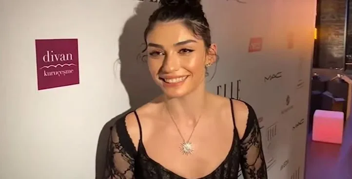 Hazar Ergüçlü e Hafsanur Sancaktutan hanno ufficialmente fatto dire alla gente: “Chi è più coraggioso?” con le loro pose in bikini!
