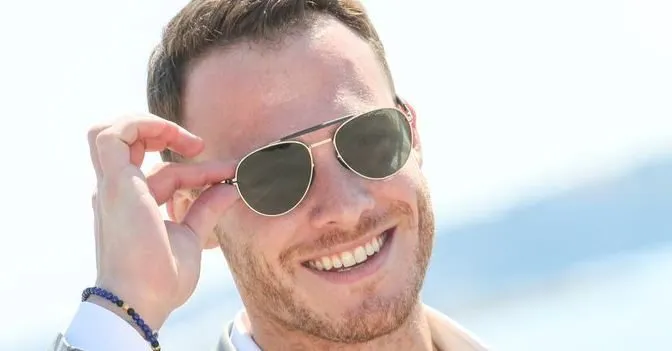 Kerem Bürsin è diventato l’agenda in Spagna con il suo video!