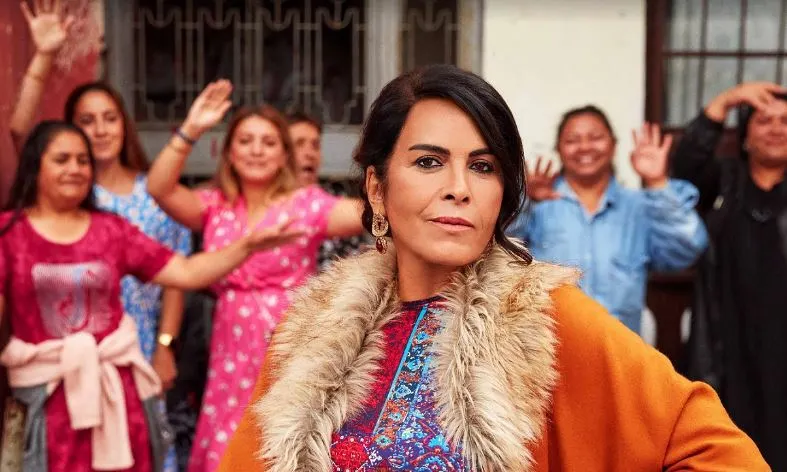 Paramparça, Avlu, Arıza e Üç Kurus! Nursel Köse, indispensabile per le serie drammatiche, ha cambiato il suo stile!