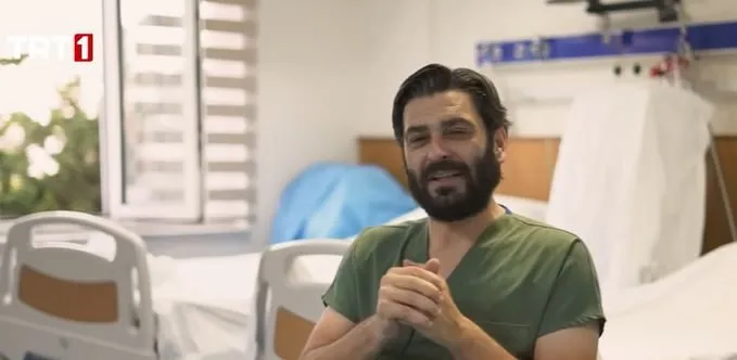 Il rispetto di Ozan Akbaba per il suo ruolo nella serie TV Kasaba Doktoru merita lode!