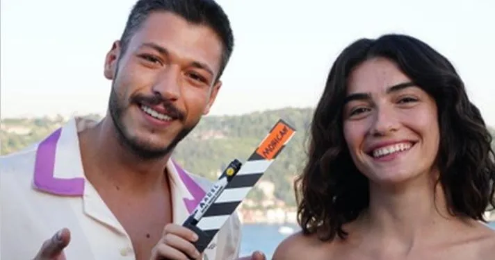 Kubilay Aka e Hazar Ergüçlü sono sul set per la nuova serie digitale Sadece Arkadaşız!