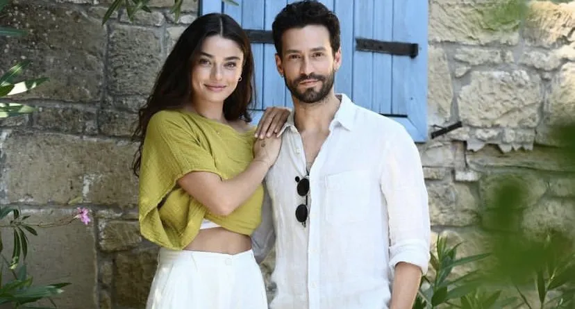 Questa coppia si adatta così bene! È arrivata la prima foto di Sen İnandır, con Ayça Ayşin Turan ed Ekin Koç!