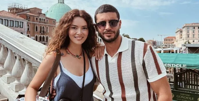 La prima foto della partnership di Seray Kaya e Berk Oktay ha un messaggio forte!